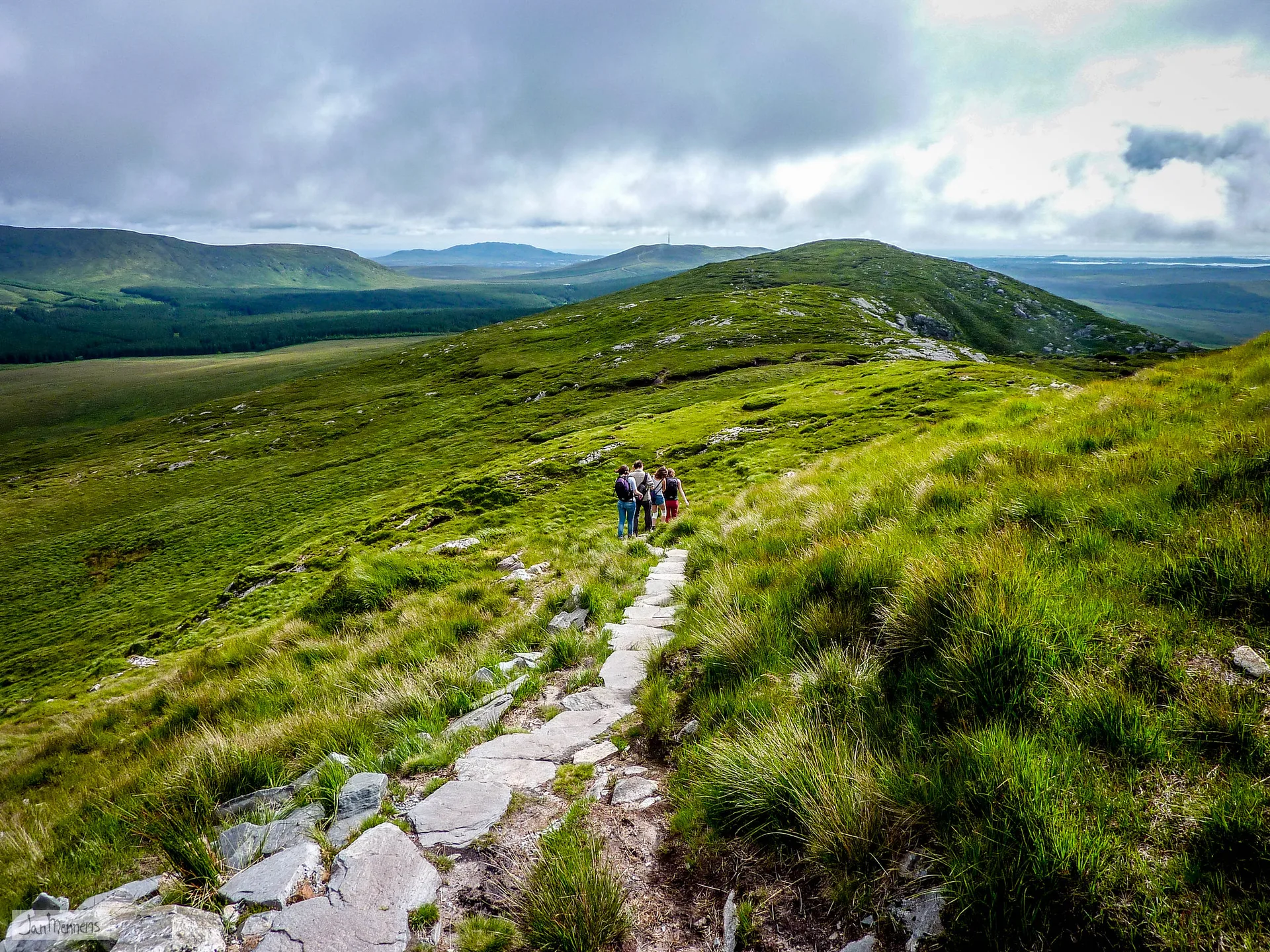 Guided vs Self-Guided Walking Holidays in Ireland: Which Is Right for You?